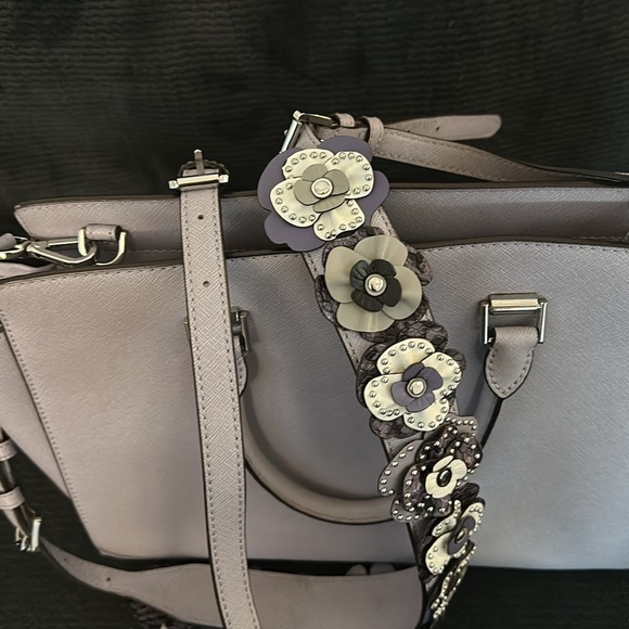 Michael Kors bag with 2 straps (1 flowered and 1 plain strap) & matching wallet - Picture 7 of 11